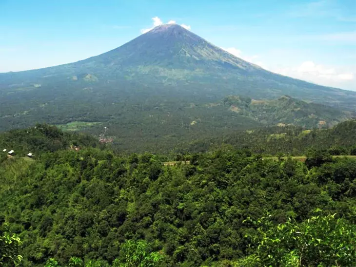 Вулкан Гунунг Агунг (Индонезия)